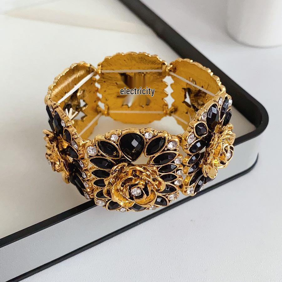 Bracelet rétro style cour incrusté de diamants roses: Bracelet de mode de luxe pour femmes