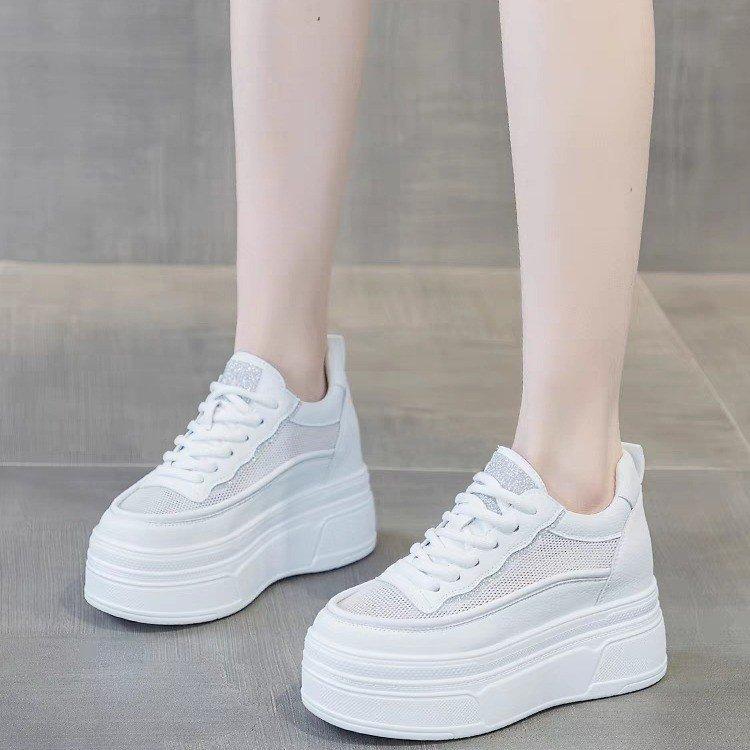 Kleine weiße Schuhe Damen dicke Sohlen 2025 Sommer neu beliebt vielseitig Mesh atmungsaktiv Damen Schuhe Innenhöhe Erhöhung Muffin Freizeitschuhe