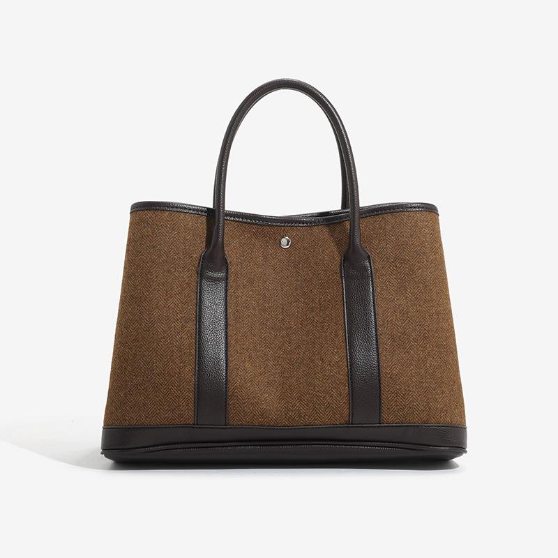 

Canvas Patchwork Cowhide Tote: Large Capacity Garden, Commuter, and Mommy Bag in Contrast Colors темно-коричневого