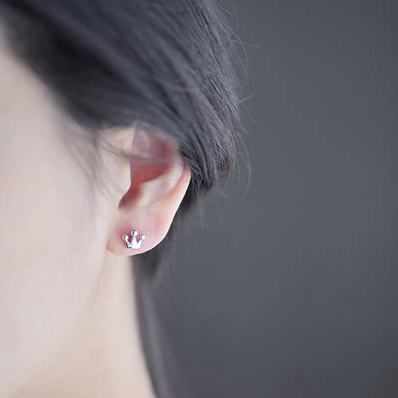 Beixi S925 Sterling Silver Mini Crown Stud Earrings - Artistic and Exquisite Jewelry Accessory 925 Silver