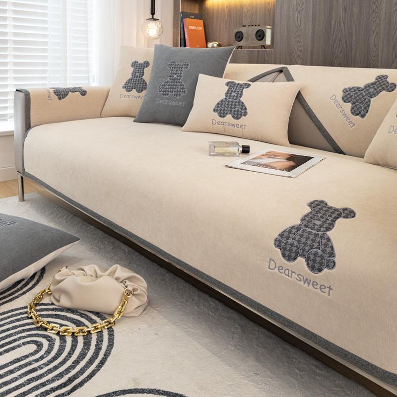 

Four Seasons Universal Chenier Patch Embroidered Bear Sofa Cushion Modern Simple Light Luxury Non-Slip Sofa Cushion Towel 70*70cm