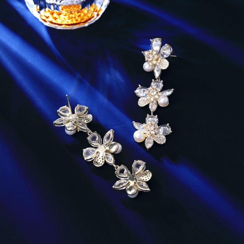 Women's Light Luxury Design Elegant Flower Imitation Pearl Long Earrings Fashionable And Versatile Niche Design Earrings
