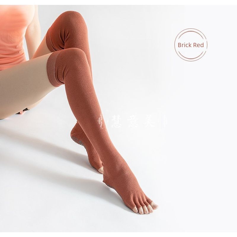 

Носки для йоги выше колена с пятью пальцами, профессиональные, для пилатеса, теплые, длинные, фитнес, танцы, нескользящие, женские, весна-осень 2024, с полупальцем Half Toe-Brick Red