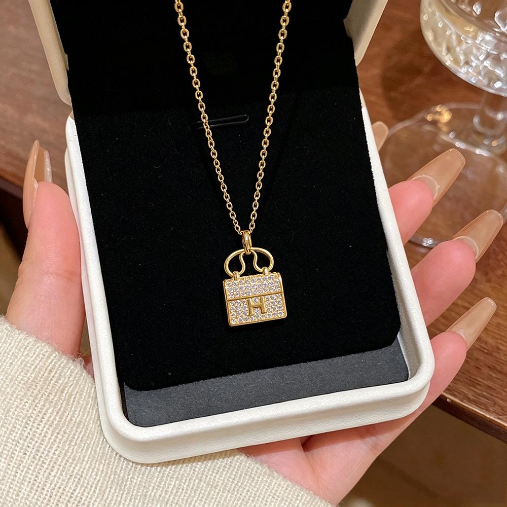Luxe Diamant 'H' Tas Ketting: Stijlvolle en Elegante Sleutelbeenketting