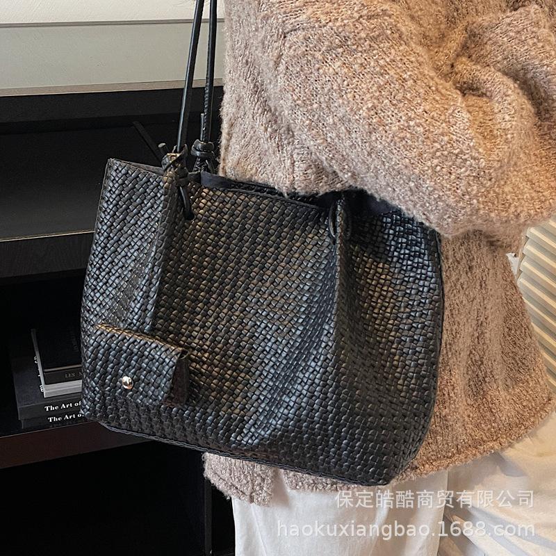 Large Capacity Bag Women's Autumn and Winter 2025 New Versatile Retro Shoulder Bag Casual Premium Texture Commuter Tote Bag