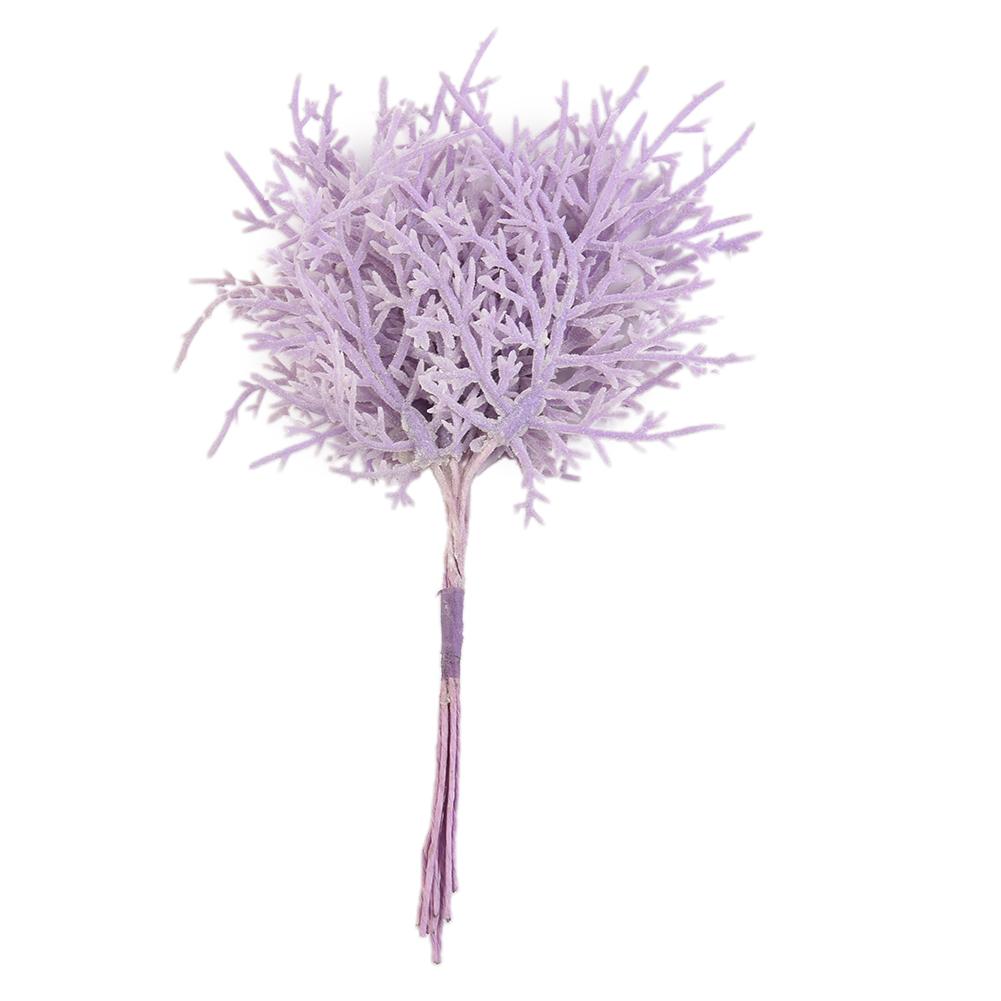 Glänzender Weihnachtsgras-Zweig mit glitzernden künstlichen Kiefernnadeln