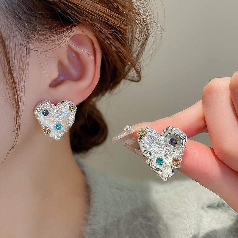 

Модные простые металлические серьги-сердечки неправильной формы с резьбой для женщин, серьги-гвоздики с цветной эмалью и инкрустацией бриллиантами, свадебные украшения в подарок