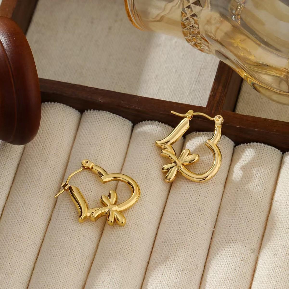 

Heart-Shaped Titanium Steel Star Ear Cuffs & 18K Gold French Earrings - Daily Versatile Style золотий