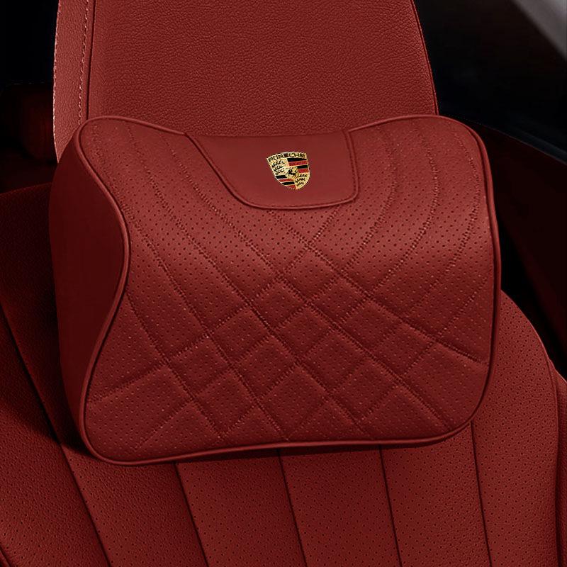 Porsche Jármű Komfort Készlet: Fejtámla, deréktámasz és ülőpárna a nyak és a hát kényelméért a Cayenne, Macan, Panamera, 718 és Taycan modellekben.