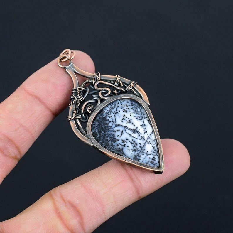 Pandantiv cu opal dendrit, pandantiv cu piatră prețioasă cu opal dendrit, pandantiv înfășurat cu sârmă de cupru, pandantiv lucrat manual, bijuterii cu opal dendrit, cadou pentru mama ei