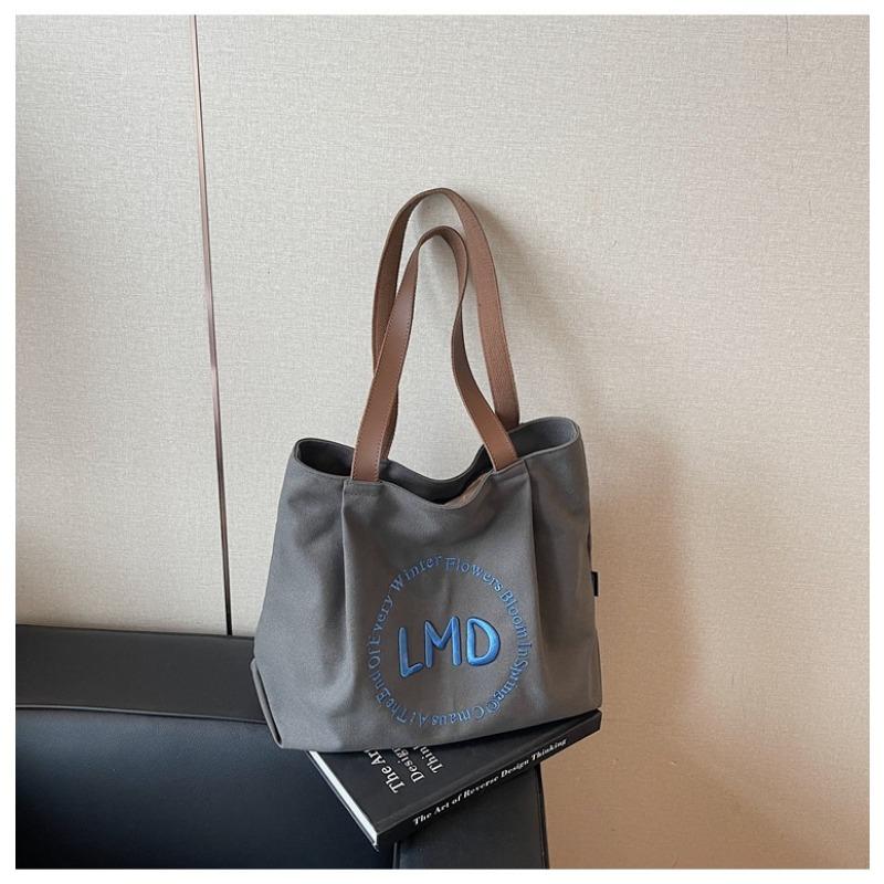 Single shoulder women's new tote bag, student make-up bag, portable go out and light go to work, single shoulder commuter bag