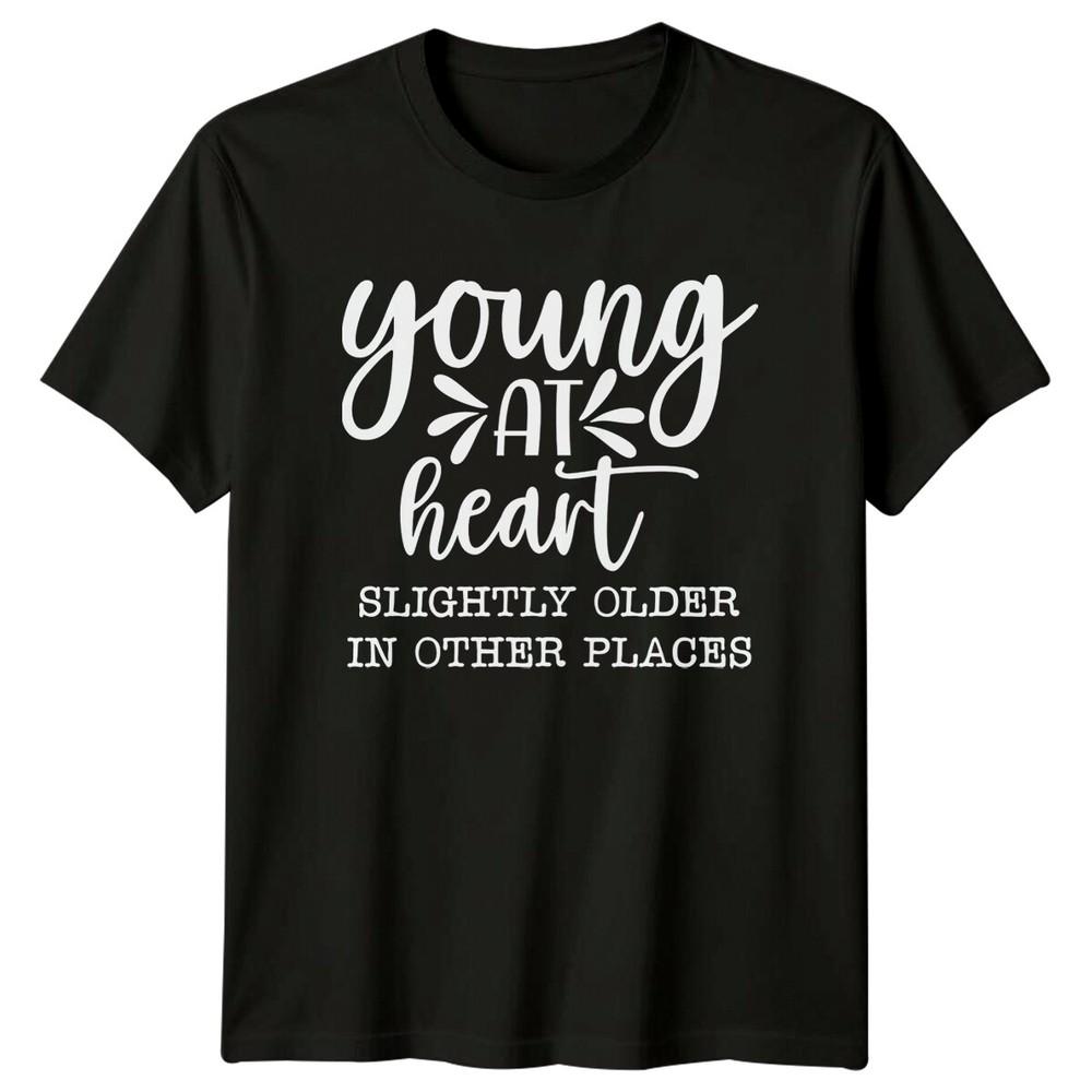 

Молодой душой, немного старше в других местах, забавная графическая футболка 3XL