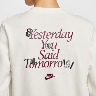 Nike Sweatshirts Women's White Crew Neck Moderate Regular