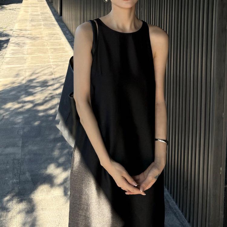 Damen Vorverkauf Ärmelloses Schwarzes Sommerkleid - Schlankmachendes und Stilvolles Design