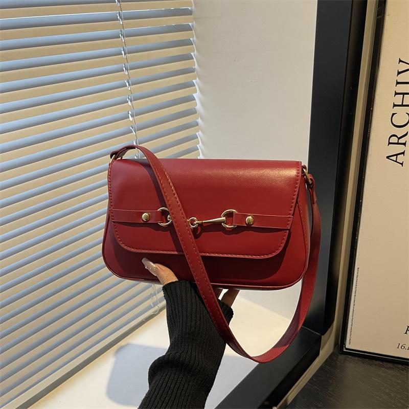 Retro underarm bag, new shoulder bag, women's versatile baguette bag, red new product, new handheld women's bag.