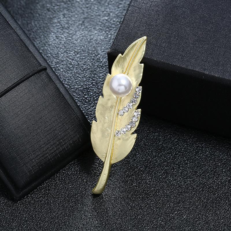 

Light luxury high-end dumb gold brooch women s fashion temperament suit coat versatile pin pearl crystal corsage