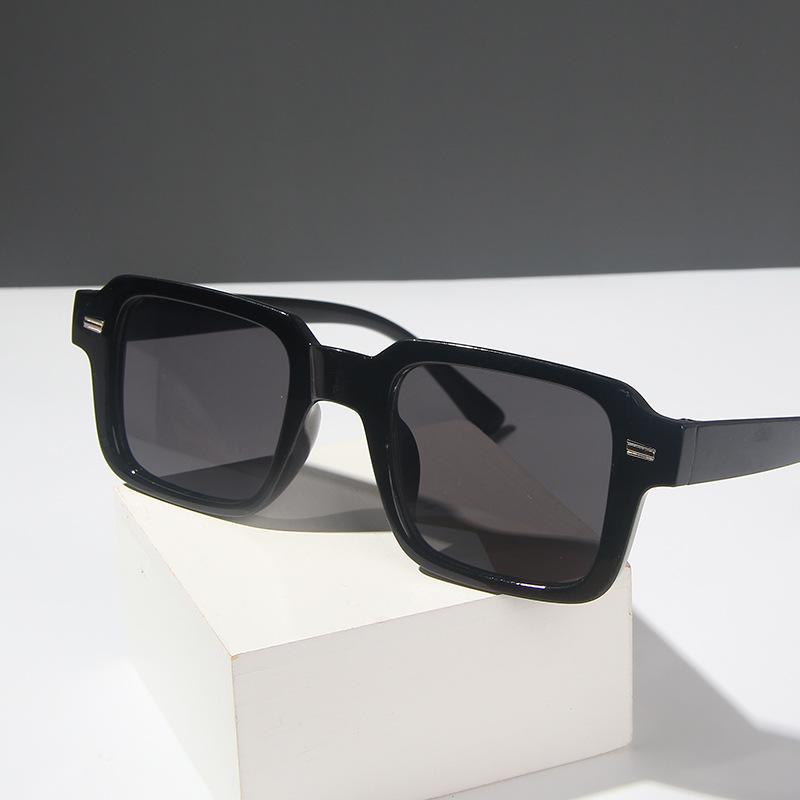  Square Women Fashion Sunglasses Shades UV400 Retro Rivets Beige Gradient Men Trending Sun Glasses