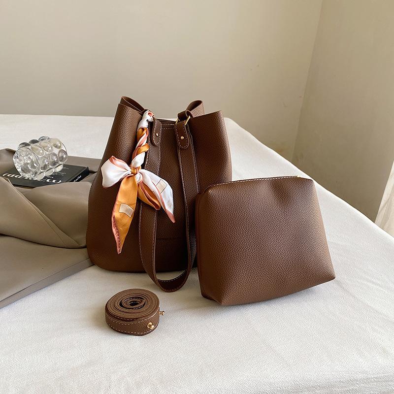 

Популярная сумка-мессенджер большой вместимости 2025 новая модная на плечо сумка для ребенка и мамы портативная сумка-ведро темно-коричневого