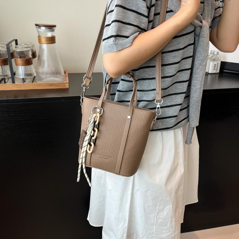 

Textured bucket bag, new large-capacity portable shoulder bag, niche versatile retro messenger bag.