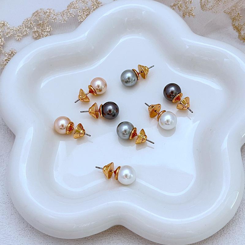 

Elegant Pearl Inlaid Metal Stud Earrings белый