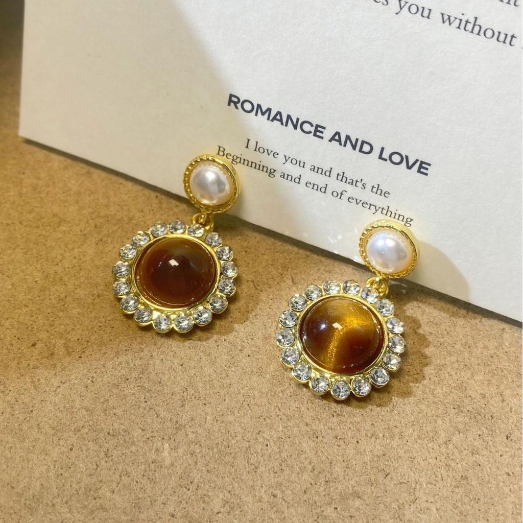 Retro Luxury Tiger Eye Round Pearl Diamond Stud Earrings - Elegant and Exquisite, High-End Niche Design.