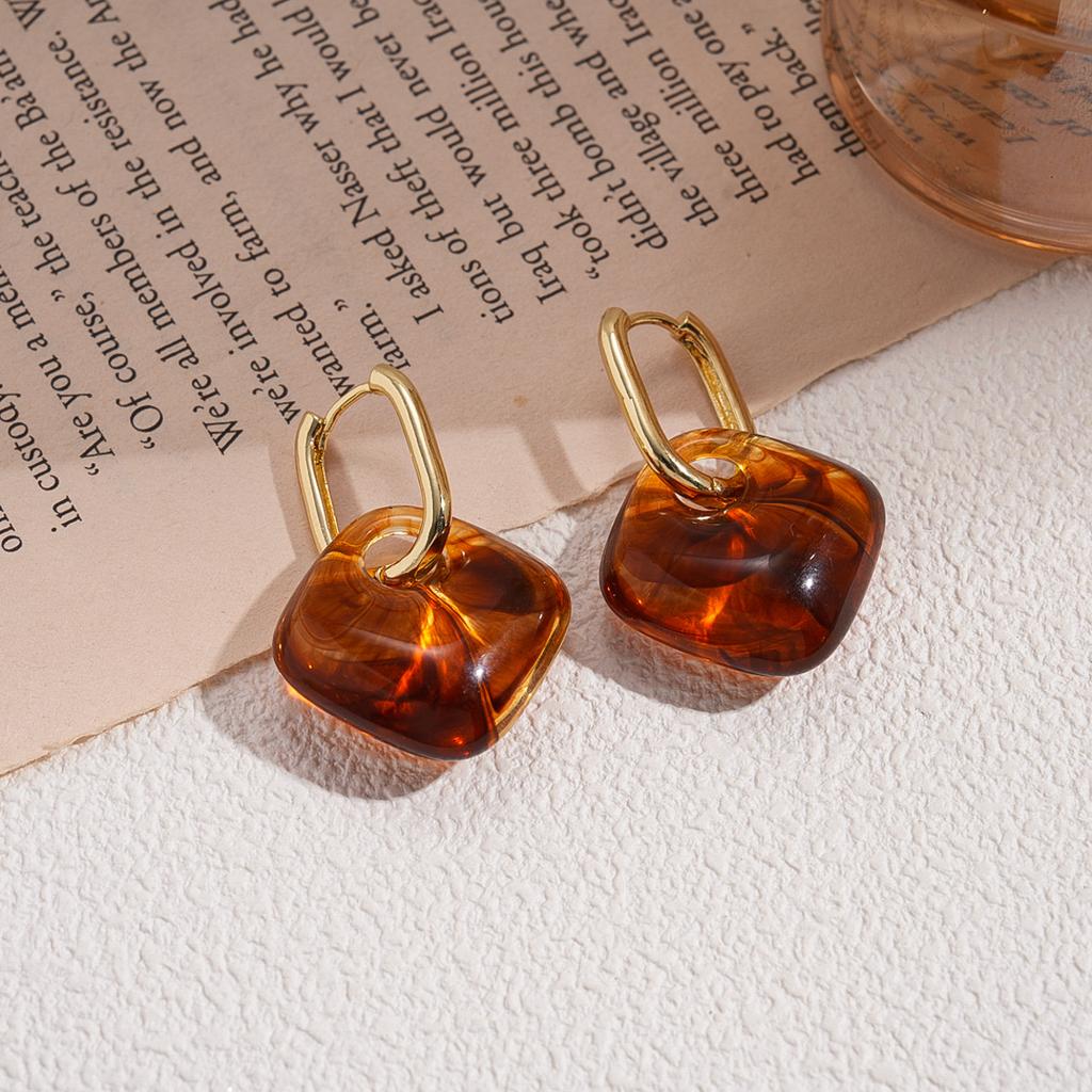 European and American coffee color geometric resin earrings, personalized versatile niche temperament earrings, light luxury high-end earrings, women
