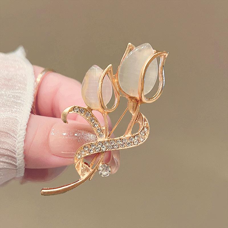

Elegant Ladies Tulip Flower Brooch, Paired with Sparkling Inlaid Zircon, Suitable for Holiday Banquet Zircon Gifts