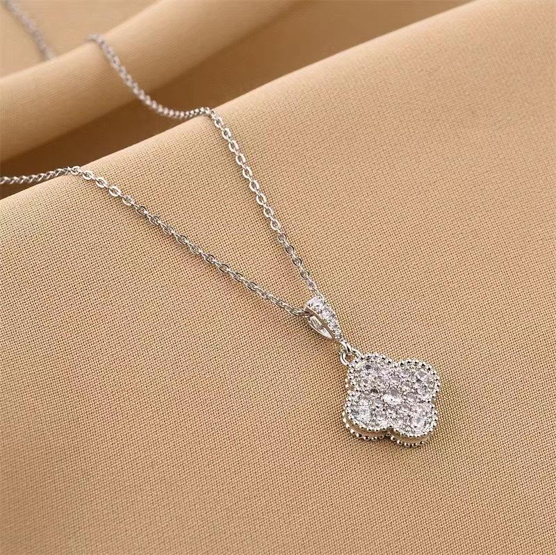 

Новый продукт, ожерелье из четырехлистного клевера с бриллиантами, женская нишевая легкая роскошная подвеска, цепочка на ключицу, ювелирные изделия