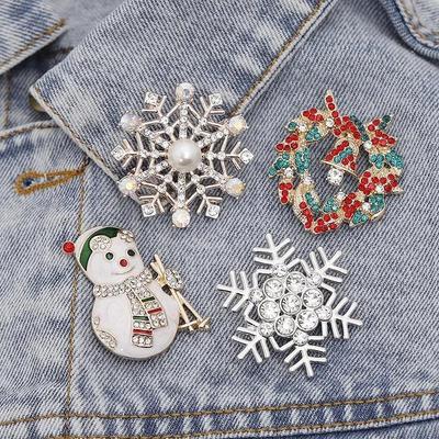 Christmas Creative Brooch Fashion Snowman Santa Claus Deer Bell Rhinestone Badge Lapel Enamel Pin Jewelry Accessories for Women