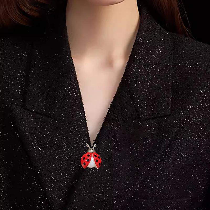 Beetle Brooch, Trendy and Personalized Pin, Collar Pin, Anti-glare Buckle, Clothing and Suit Accessories