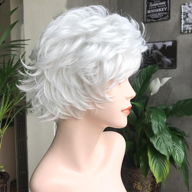 Kurze Natürliche Perücken mit Pony Weiches Mommy Hair Täglicher Cosplay-Gebrauch Silberweiß Ombre Lockiges Synthetisches Haar Hitzebeständige Faser