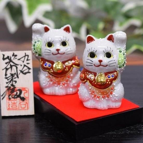 Waza no Kura stylish good luck ornament Kutani ware pair lucky cat white glaze stand mat nameplate included store opening celebration house kanreki
