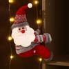Kreative weihnachtliche Dekopuppen und lebhaft tragen zur festlichen Atmosphäre bei