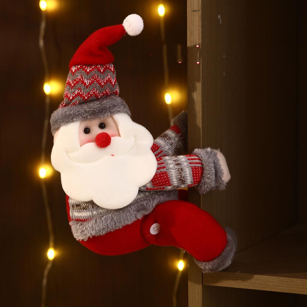 Kreative weihnachtliche Dekopuppen und lebhaft tragen zur festlichen Atmosphäre bei