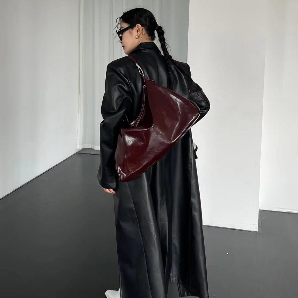2024 Trendy Women's Large Capacity Crossbody Bag: Fashionable Oiled Leather, Elegant Texture, Versatile Underarm Design