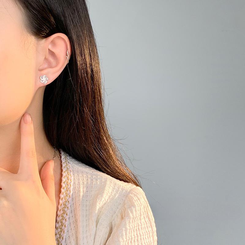 Hollow Flower Earrings for Women, Fashionable and Personalized Lace Flower High-end Ear Bone Earrings