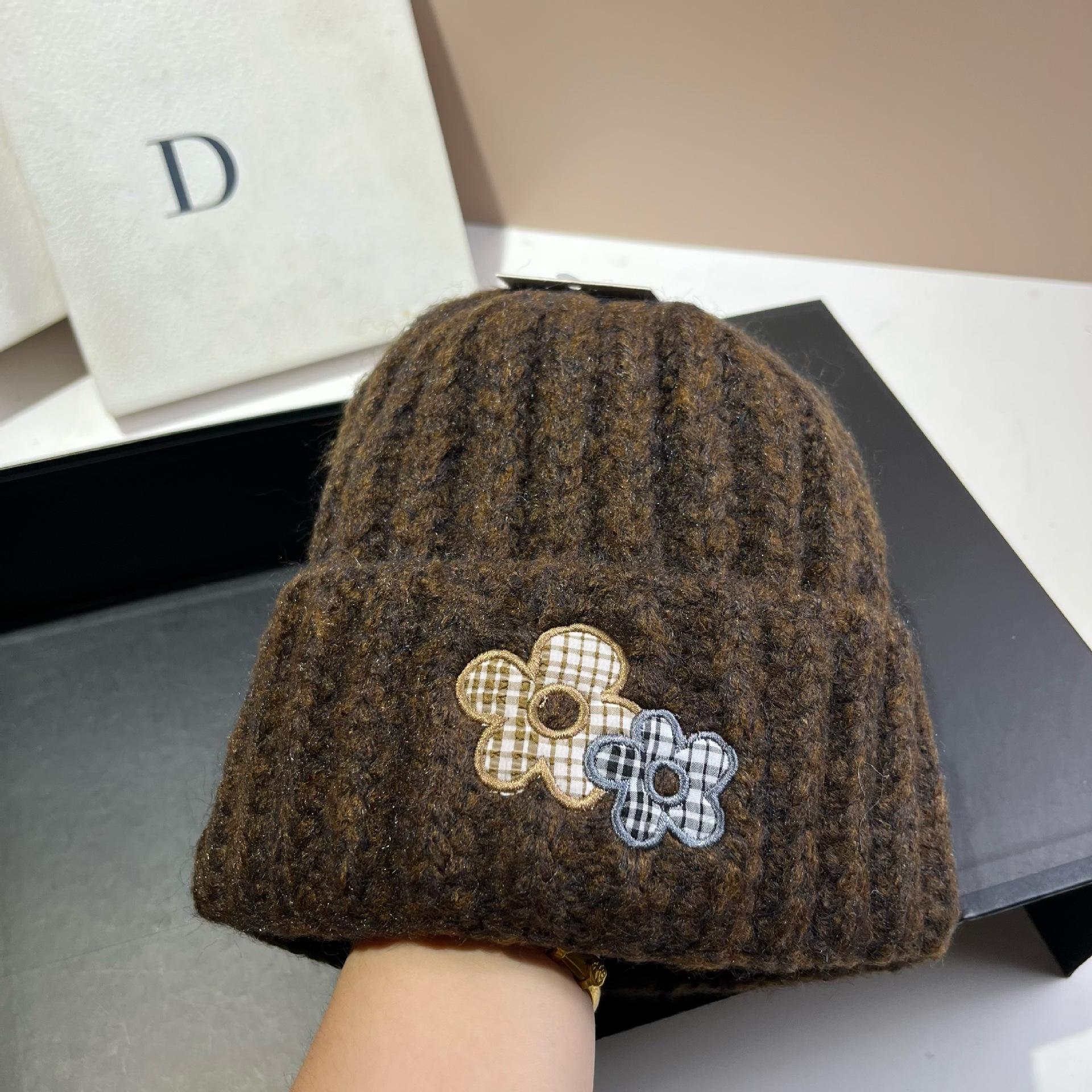

Dongdaemun Sweet Flower Knitted Hat Winter Warm Thick Wool Ear Hat Outdoor Cold Pullover Hat One size fits all темно-коричневого кольору