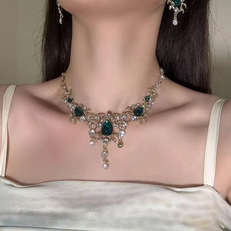 

Французское придворное кружево Изумрудное ожерелье с бриллиантами, слегка инкрустированное высококлассной персонализированной цепочкой для ключицы, набор для ужина