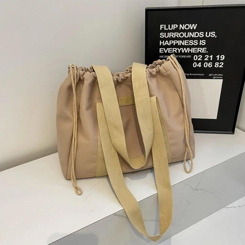 Large Capacity Nylon Bag Versatile Casual Shoulder Lock Bag Soft and Soft Pendular and Trendy Monochromatic High Quality