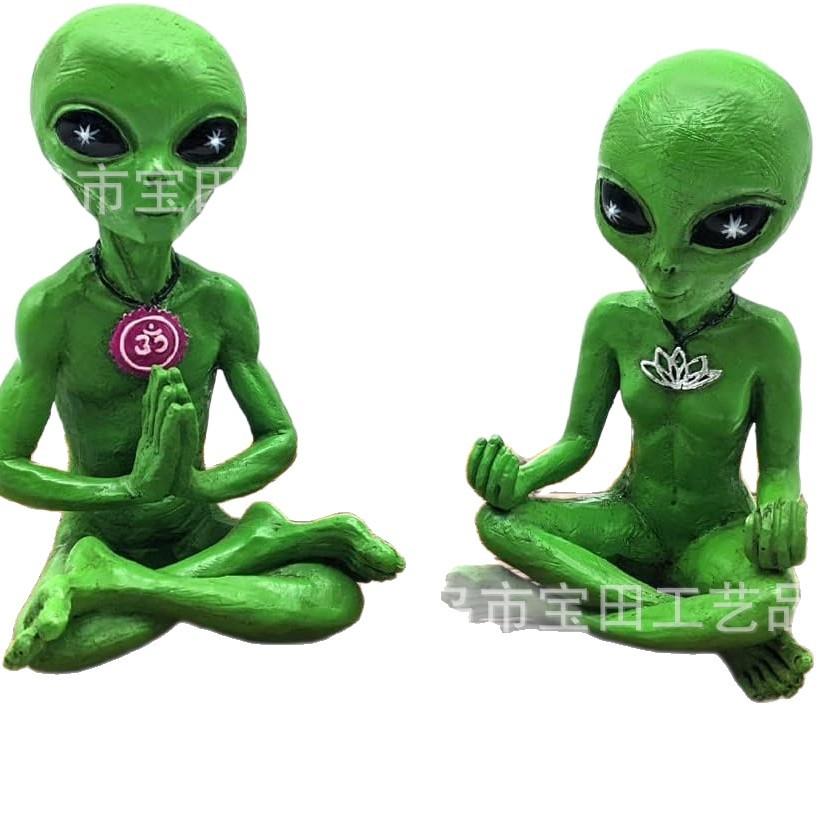 Zen and Yoga Alien Statue Couple Meditation Alien Resin Statuette Ornament