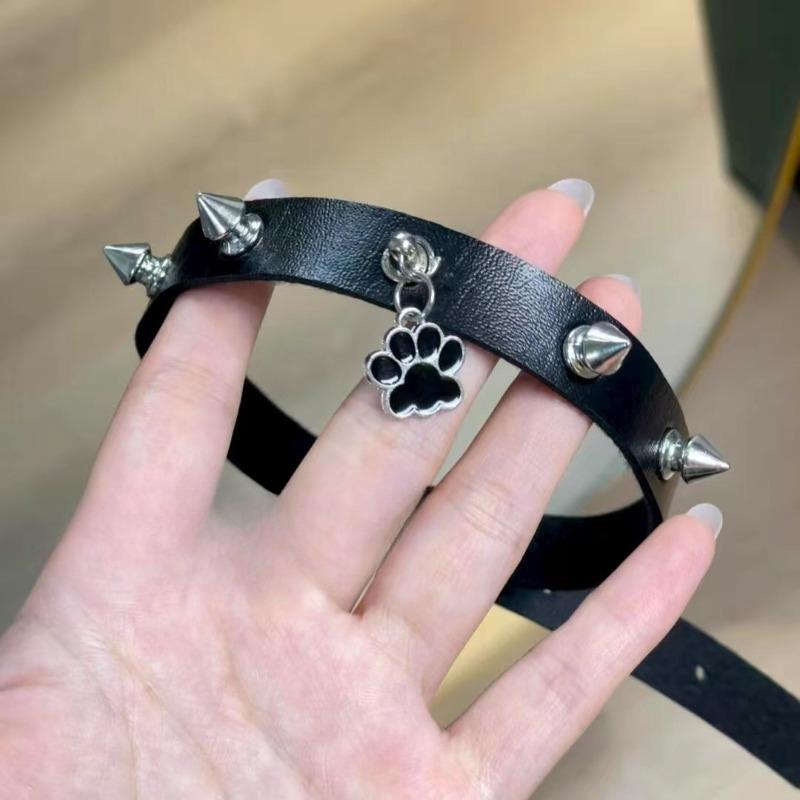 Subculture Punk Leather Cat Paw Chokers Black Vintage Studs Pendant Necklace Versatile Adjustable Collar Choker for Cosplay