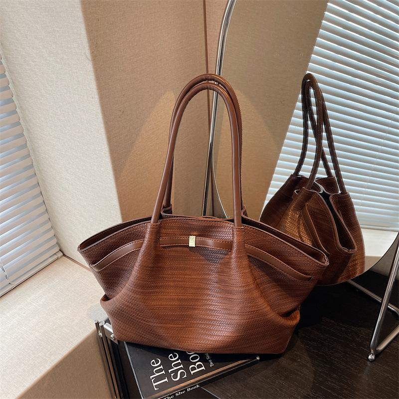Retro bag women's large capacity autumn and winter casual niche shoulder underarm bag pleated tote bag