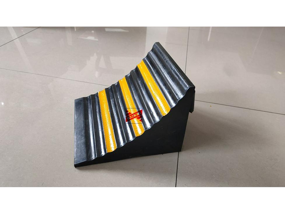 Portable Rubber Wheel Chock: Car, Truck, Parking Anti-Roll Stopper, Skid Preventer Triangle.