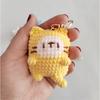 Uncinetto fatto a mano, ciondolo gatto biscotto, piccoli accessori tessuti con filato da tessitura, accessori carini da appendere alla borsa a cartoni animati, con portachiavi, regalo di Natale