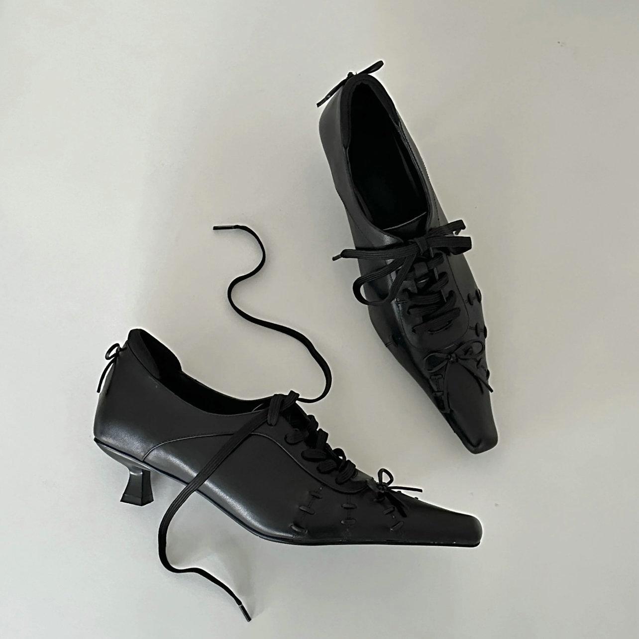 

Мода Новая весенняя коллекция ретро туфель с острым носком и готической шнуровкой из кожи для женщин с нишевым дизайном и тонкими каблуками 40 чёрный