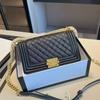 Borsa Hobo da Donna di Alta Gamma in Vacchetta a Grana Sferica Classica - Vera Pelle, Stile Spicy Mom