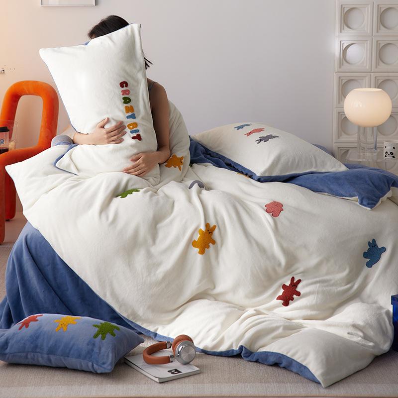 

Легкий роскошный однотонный комплект из четырех предметов из молочного бархата класса А с тяжелым теплым бархатным трехмерным утолщенным теплым бархатным пододеяльником с резной отделкой