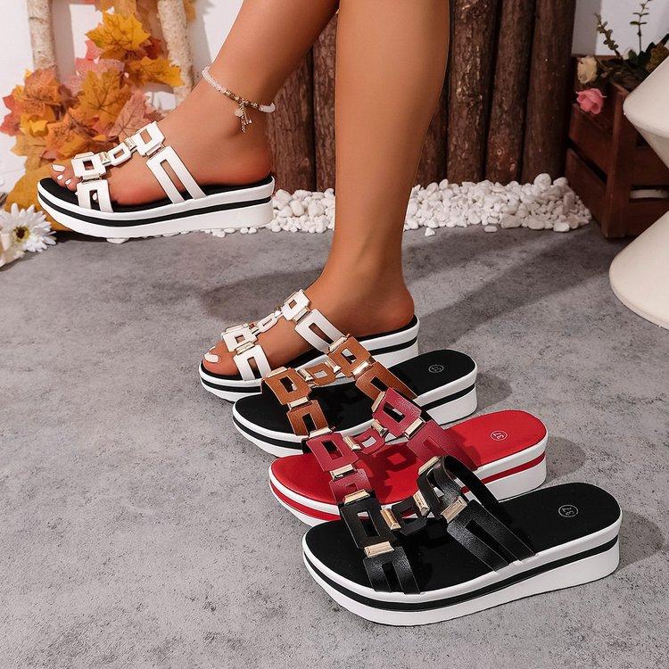 Μεταλλικά Διακοσμημένα Σανδάλια για το Καλοκαίρι, Νέα Παπούτσια Παραλίας με Ανοιχτά Δάχτυλα και Χοντρή Σόλα για Γυναίκες