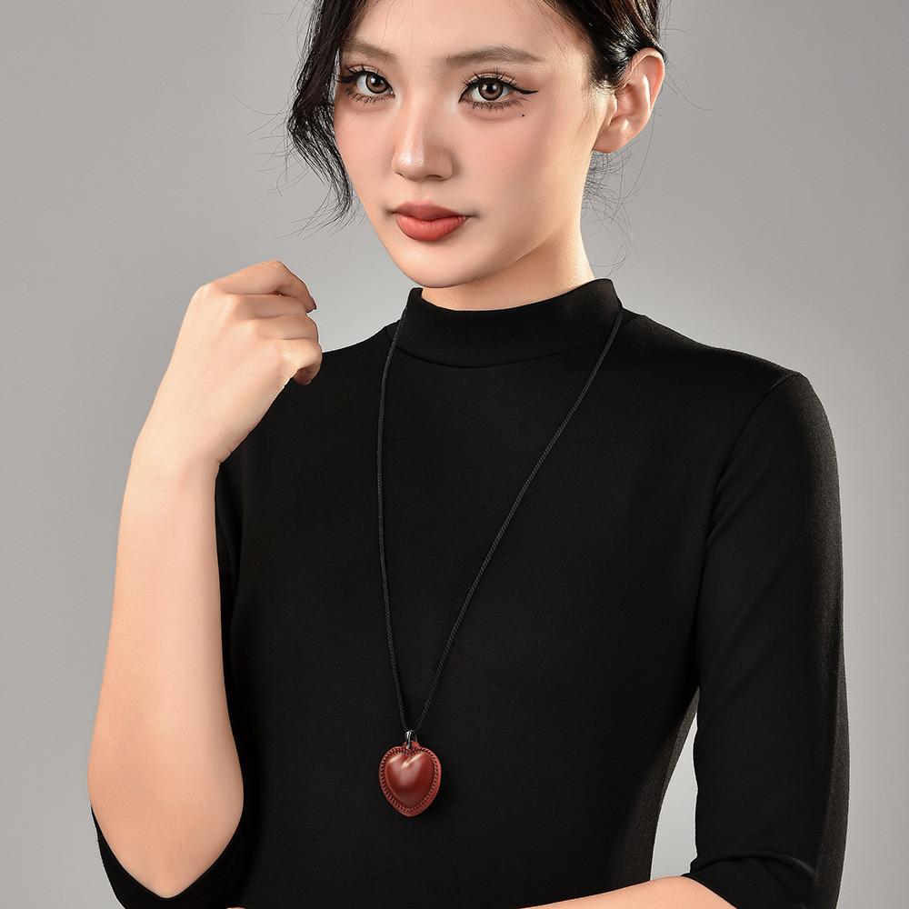Fashionable Heart Shaped Choker Necklace In Leather For Unisex Wear Casual