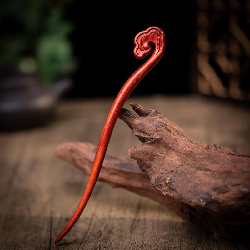 Elegante Haarnadel aus rotem Sandelholz – Haaraccessoire im antiken chinesischen Stil für Haarknoten.